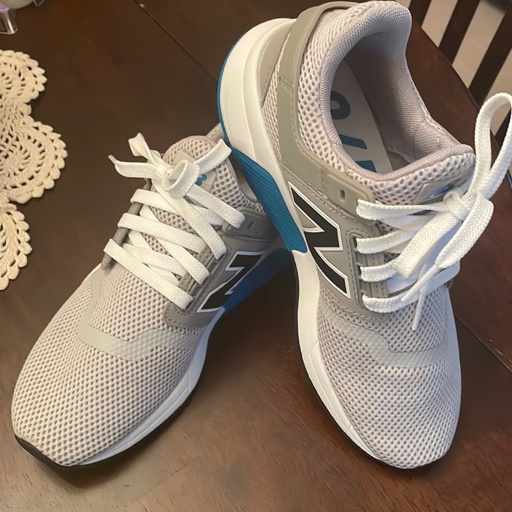 Perfect condition - New Balance 247 Youth 4